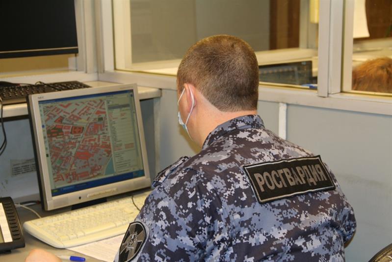 В Ломоносове сотрудники Росгвардии задержали вооруженного мужчину