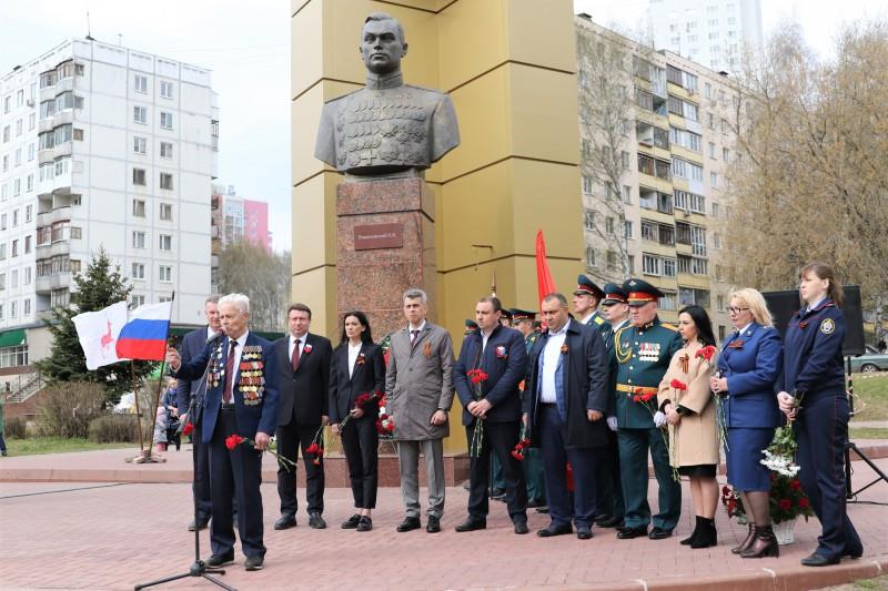 Нижегородские росгвардейцы приняли участие в торжественной церемонии у памятника маршалу Рокоссовскому