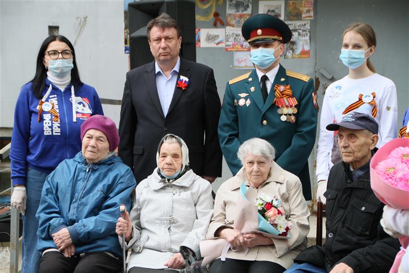 В Приволжье росгвардейцы провели патриотическую акцию «Парад у дома ветерана»