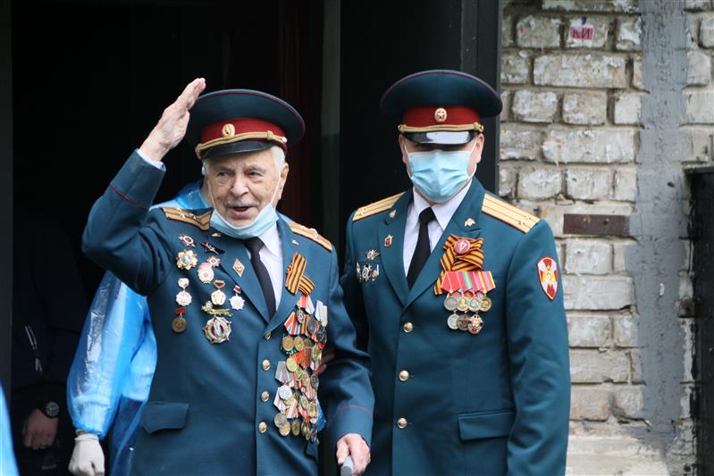 В Приволжье росгвардейцы провели патриотическую акцию «Парад у дома ветерана»