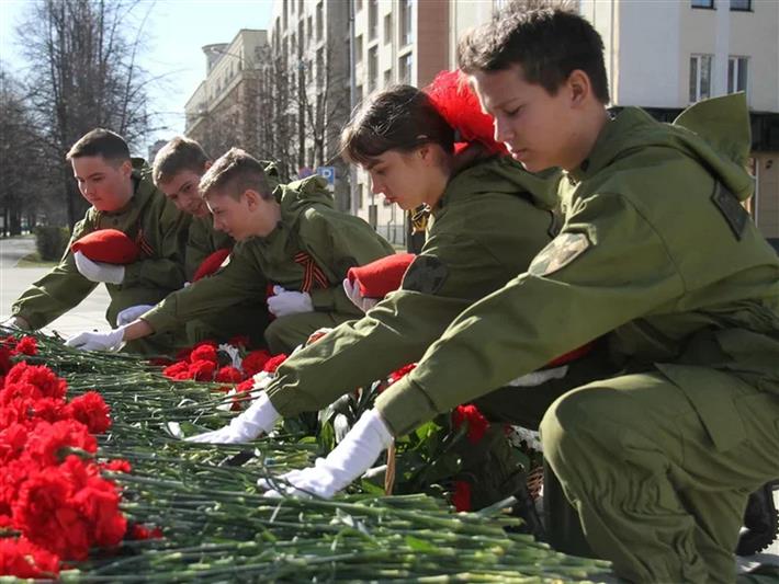 В Кузбассе росгвардейцы и их воспитанники приняли участие в автопробеге, посвящённом 76-й годовщине Победы
