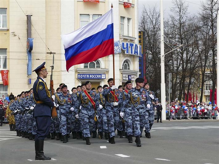 Парадные расчёты Росгвардии прошли торжественным маршем по главным площадям Сибири в День Победы