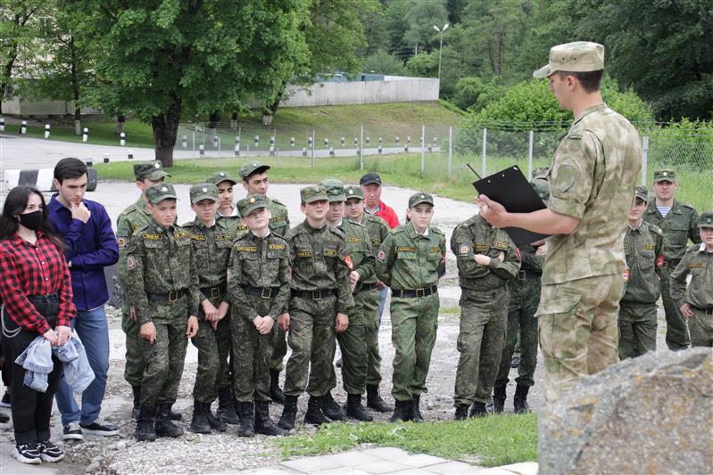 В Кабардино-Балкарии кадеты и студенты посетили воинскую часть Росгвардии