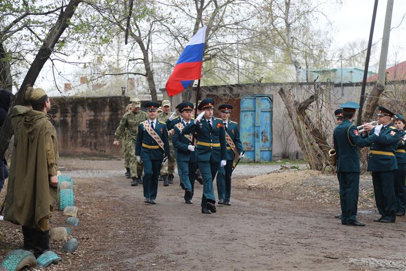 В канун празднования Дня Победы росгвардейцы Хабаровска поздравили ветеранов Великой Отечественной войны под окнами их домов