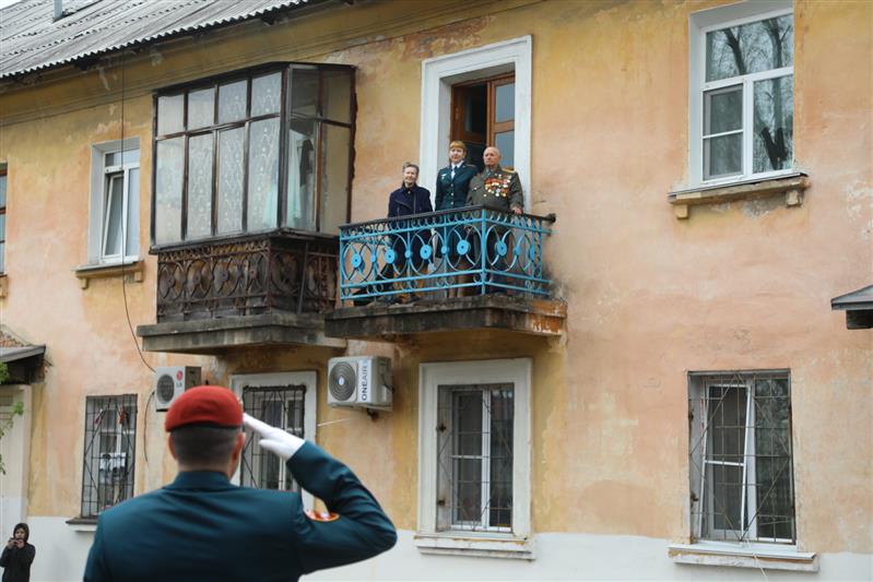 В канун празднования Дня Победы росгвардейцы Хабаровска поздравили ветеранов Великой Отечественной войны под окнами их домов