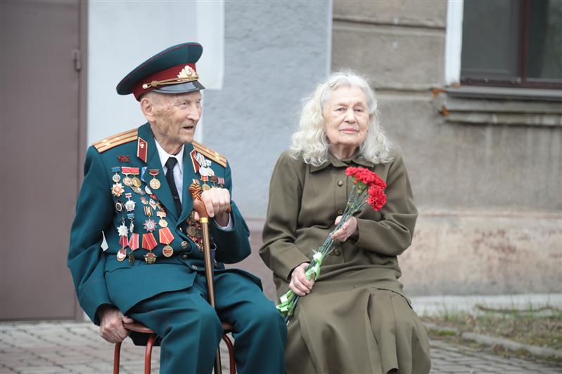 В канун празднования Дня Победы росгвардейцы Хабаровска поздравили ветеранов Великой Отечественной войны под окнами их домов