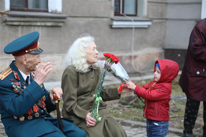 В канун празднования Дня Победы росгвардейцы Хабаровска поздравили ветеранов Великой Отечественной войны под окнами их домов