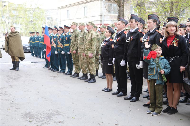 В канун празднования Дня Победы росгвардейцы Хабаровска поздравили ветеранов Великой Отечественной войны под окнами их домов