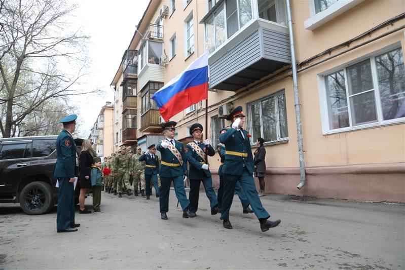 В канун празднования Дня Победы росгвардейцы Хабаровска поздравили ветеранов Великой Отечественной войны под окнами их домов