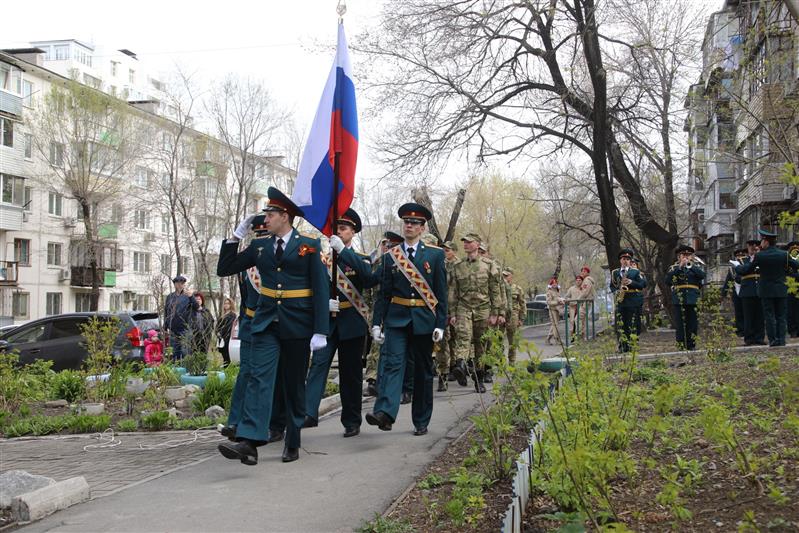 В канун празднования Дня Победы росгвардейцы Хабаровска поздравили ветеранов Великой Отечественной войны под окнами их домов