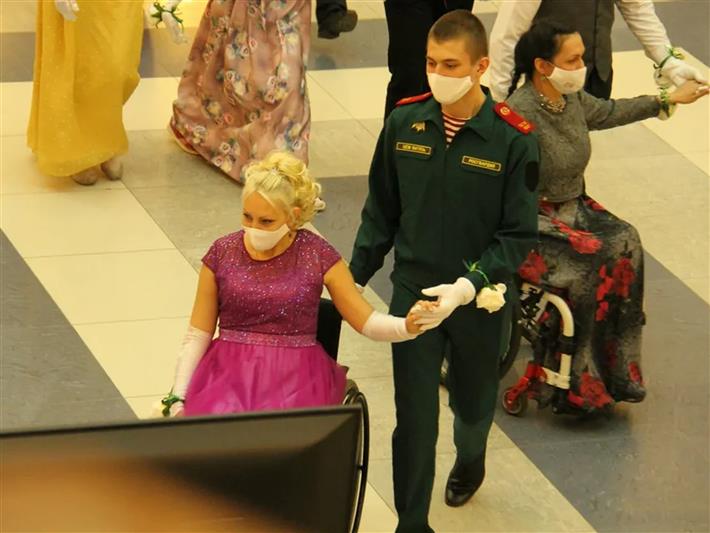 В Кузбассе воспитанники Росгвардии стали участниками инклюзивного «Бала цветов»