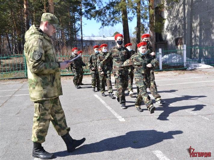 Военнослужащий северского соединения Росгвардии оценил строевую подготовку участников военно-спортивной игры «Зарница»