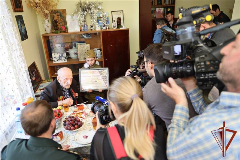 В Грозном росгвардейцы прошли парадом у дома ветерана Великой Отечественной войны
