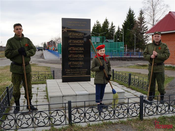 В Томской области военнослужащие Росгвардии провели субботник  на памятных местах, посвященных Великой Отечественной войне  