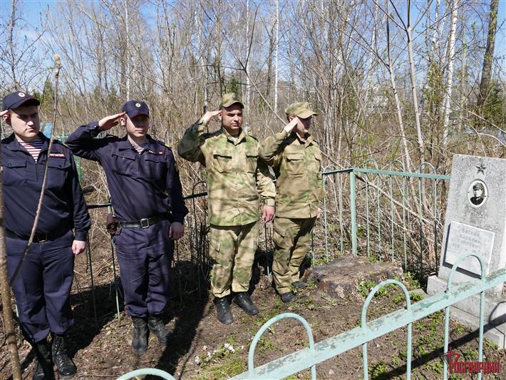 В Томской области росгвардейцы облагородили могилы участников Великой Отечественной войны