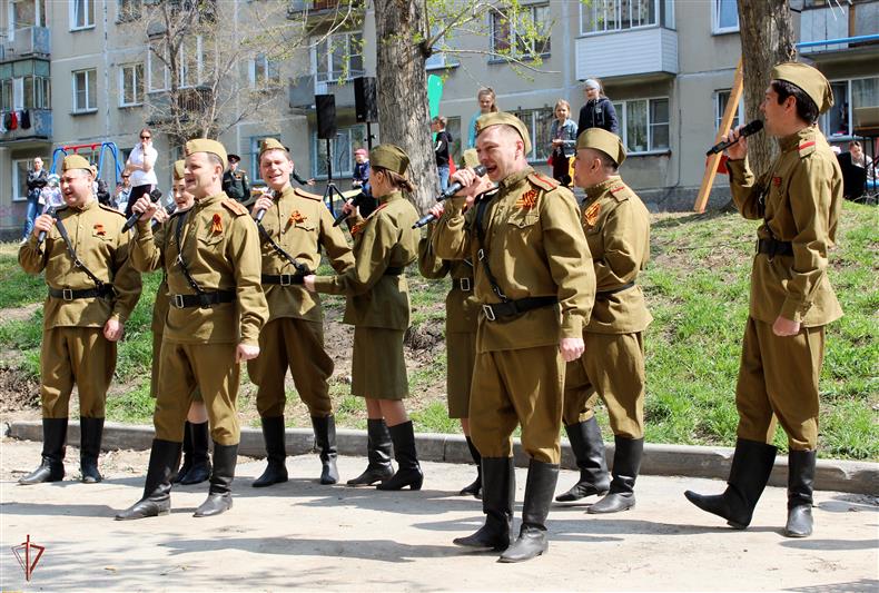 В Новосибирске сотрудники и военнослужащие Росгвардии организовали парад у дома ветерана
