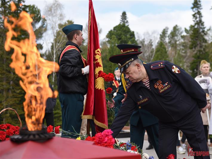 В День Победы росгвардейцы-сибиряки возложили цветы к обелискам Великой Отечественной войны