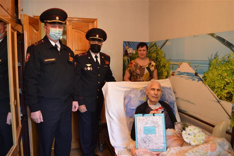 В Омске сотрудники Росгвардии поздравили ветерана войны с 95-летием и Днем Победы