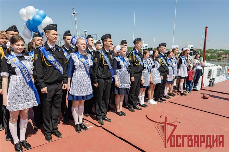В Хабаровске состоялся выпуск учеников первого в России морского класса Росгвардии 