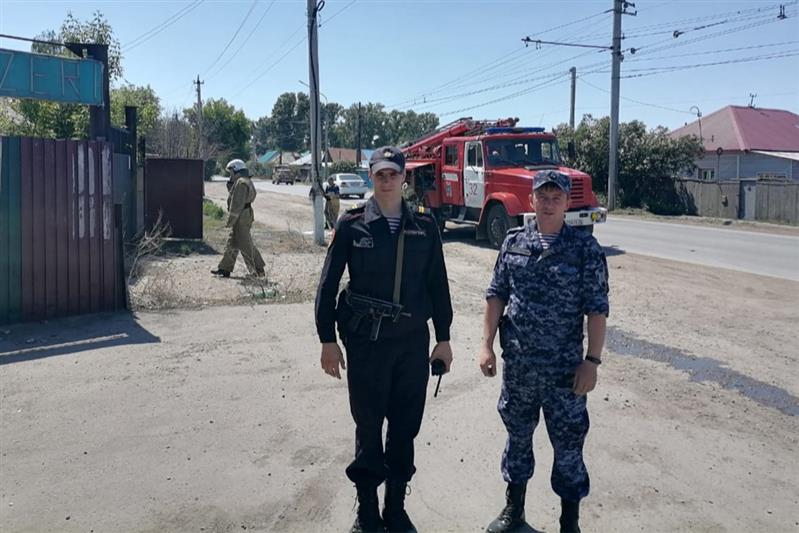 В Рубцовске оперативные действия сотрудников Росгвардии помогли избежать распространения огня в частном секторе