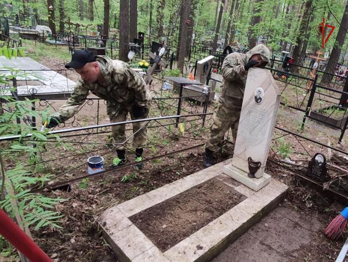 Военнослужащие северского соединения Росгвардии продолжают облагораживать места захоронения ветеранов
