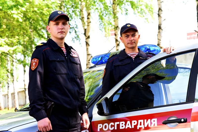 Сотрудники Росгвардии пришли на помощь гражданам во время пожара в удмуртском селе Завьялово 