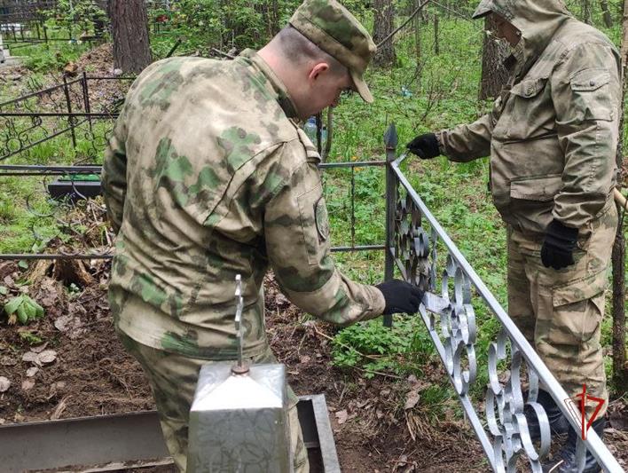 Военнослужащие северского соединения Росгвардии продолжают облагораживать места захоронения ветеранов