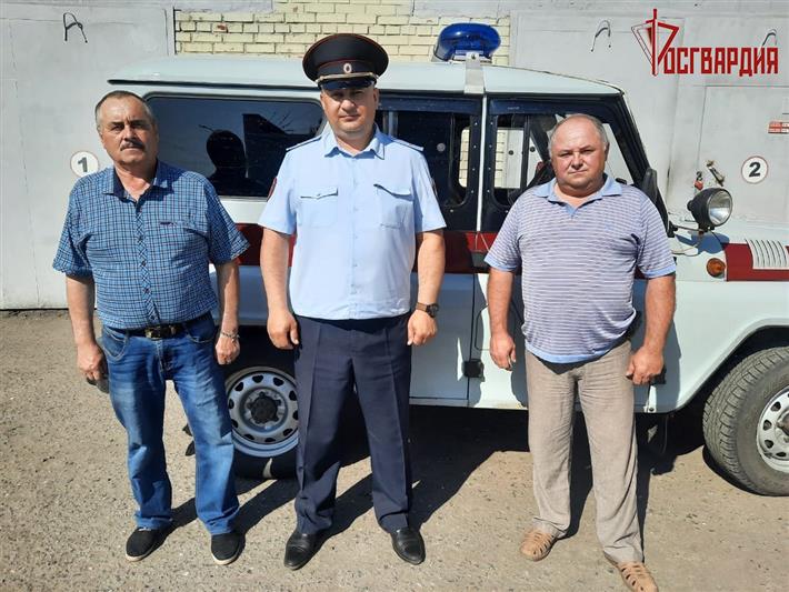 Росгвардейцы пришли на помощь семье с детьми, попавшей в трудную ситуацию из-за поломки автомобиля
