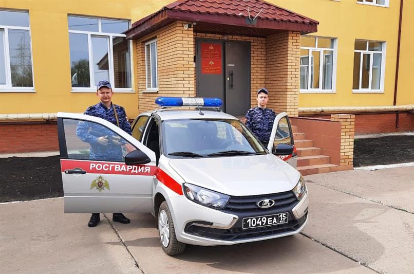 В Саранске сотрудники вневедомственной охраны Росгвардии приняли участие в тушении пожара 
