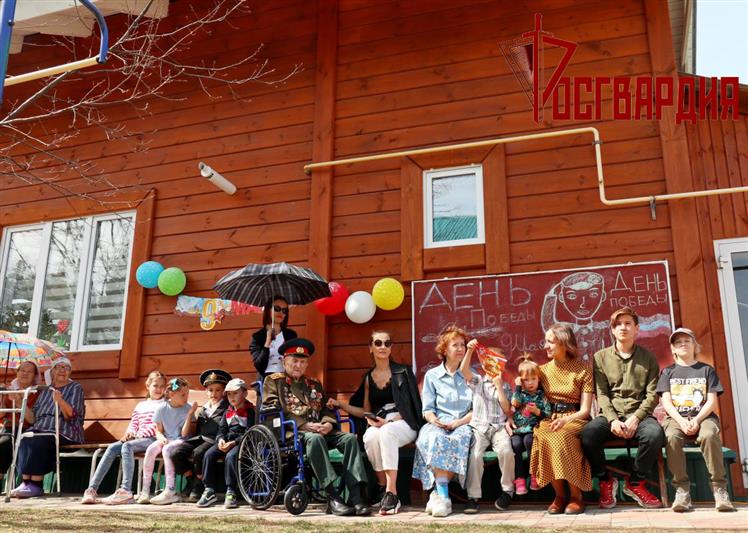 Военнослужащие озерской дивизии Росгвардии поздравили с Днём Победы фронтовиков и тружеников тыла