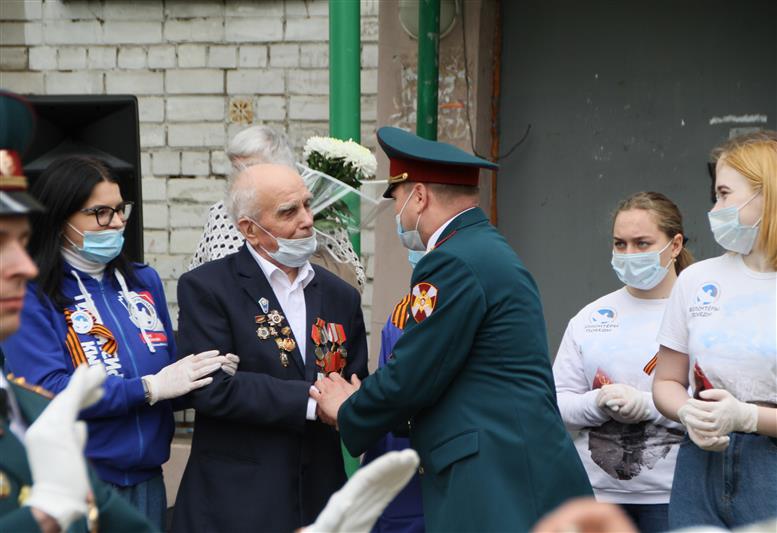В Приволжье росгвардейцы провели патриотическую акцию «Парад у дома ветерана»