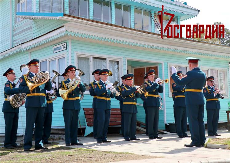 Военнослужащие озерской дивизии Росгвардии поздравили с Днём Победы фронтовиков и тружеников тыла