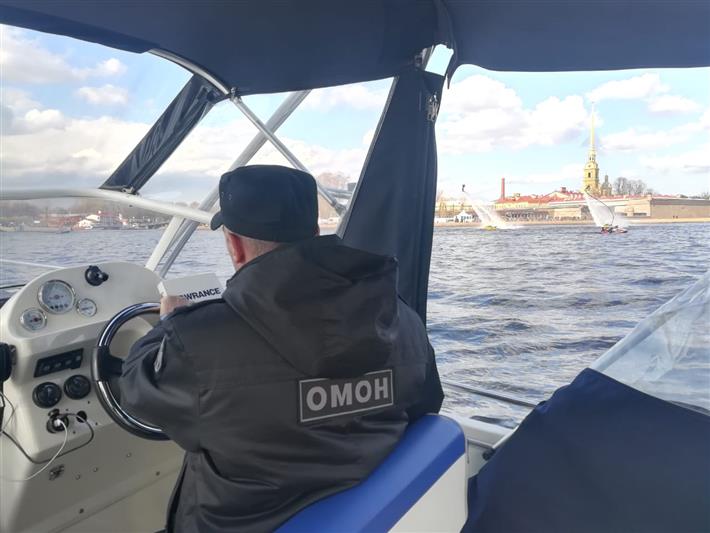В акватории Невы сотрудники ОМОН Росгвардии оказали помощь гидроциклисту
