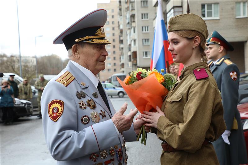 Росгвардейцы Северо-Западного округа приняли участие в акции «Парад у дома ветерана»