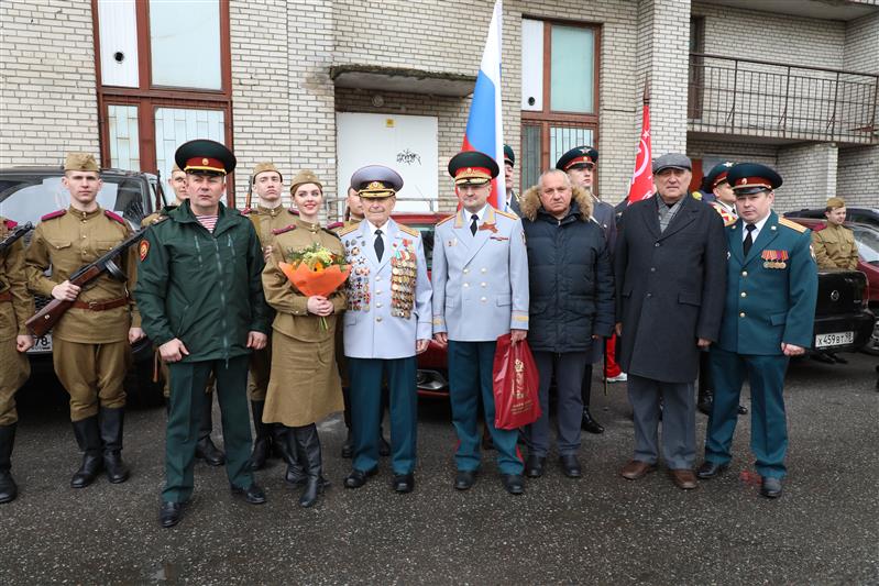 Росгвардейцы Северо-Западного округа приняли участие в акции «Парад у дома ветерана»