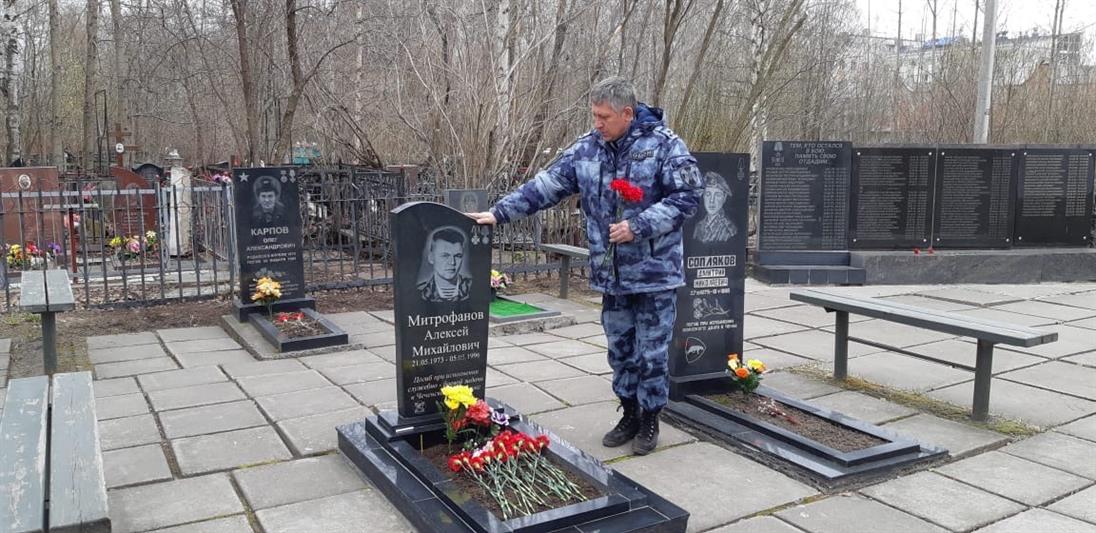 Сотрудники архангельского ОМОН почтили память сослуживца, погибшего при исполнении служебного долга