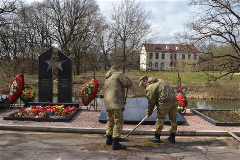 Новгородские росгвардейцы привели в порядок территорию около мемориала войнам, погибшим в годы Великой Отечественной войны