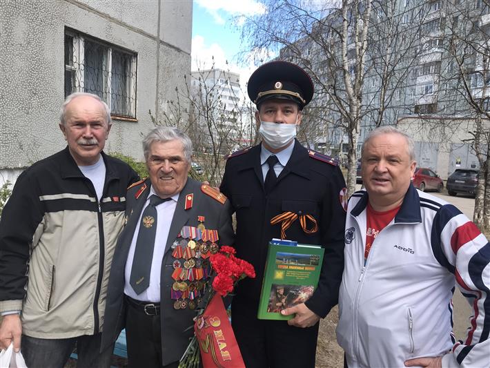 В Республике Коми сотрудники вневедомственной охраны поздравили ветерана службы с праздником великой Победы