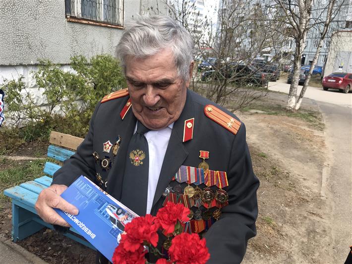В Республике Коми сотрудники вневедомственной охраны поздравили ветерана службы с праздником великой Победы