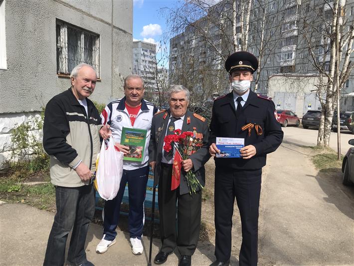 В Республике Коми сотрудники вневедомственной охраны поздравили ветерана службы с праздником великой Победы