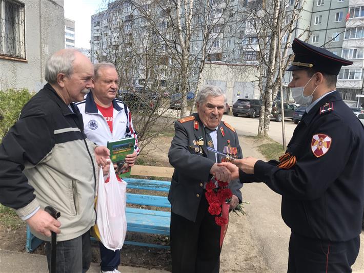 В Республике Коми сотрудники вневедомственной охраны поздравили ветерана службы с праздником великой Победы
