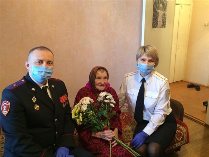 В Республике Коми сотрудники Росгвардии поздравили ветерана ведомства с Днём Победы