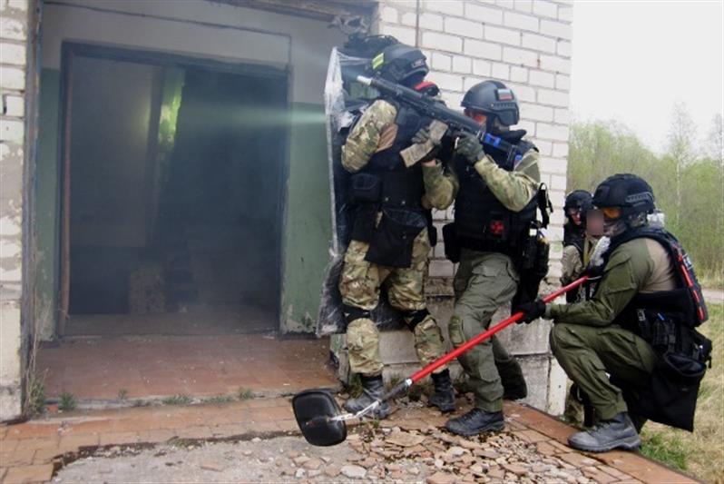 Сотрудники архангельского СОБР Росгвардии выполнили учебные задачи в рамках полевого выхода
