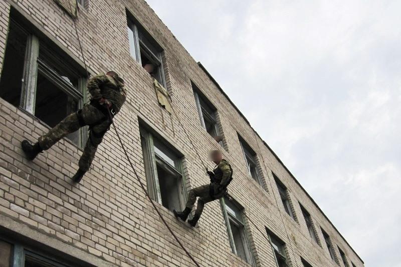 Сотрудники архангельского СОБР Росгвардии выполнили учебные задачи в рамках полевого выхода