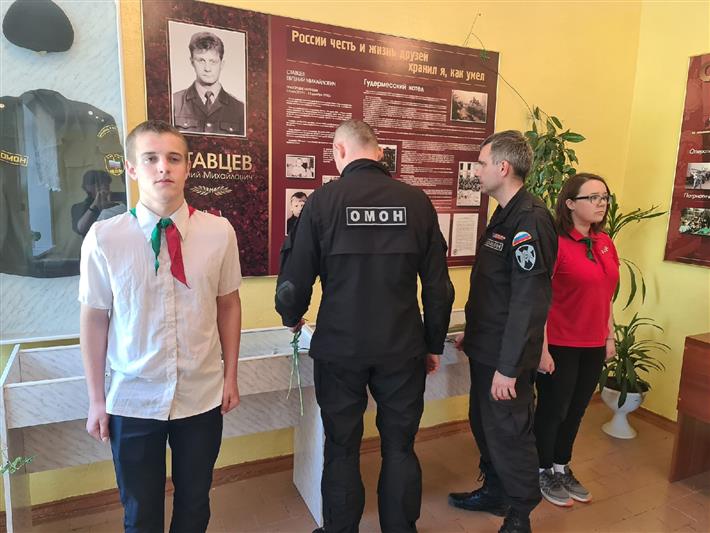 Сотрудники вологодского ОМОН Росгвардии почтили память погибшего коллеги