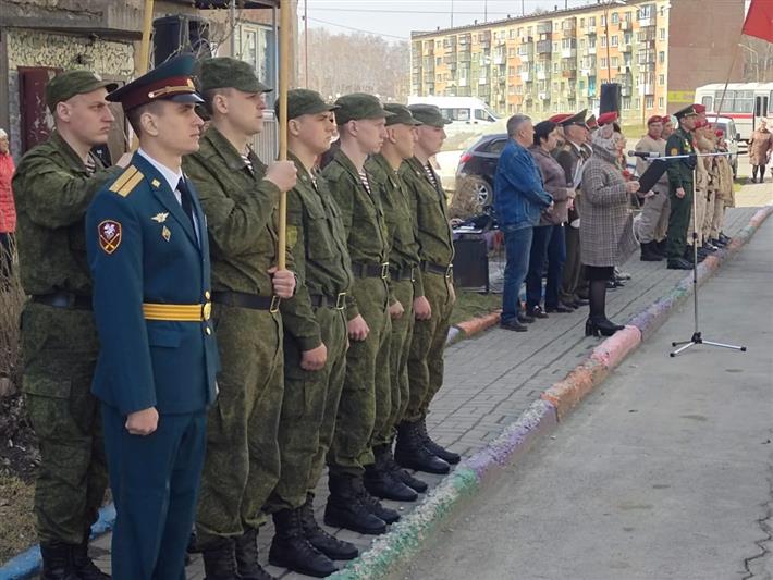 В Новосибирске военнослужащие Росгвардии приняли участие в парадах, проводимых у домов ветеранов