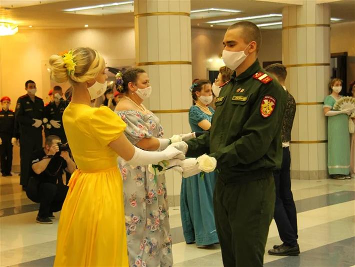 В Кузбассе воспитанники Росгвардии стали участниками инклюзивного «Бала цветов»