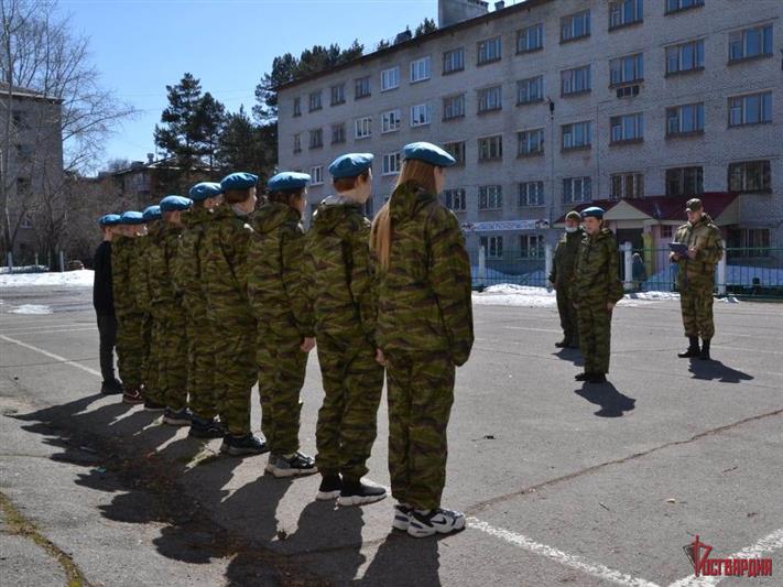 Военнослужащий северского соединения Росгвардии оценил строевую подготовку участников военно-спортивной игры «Зарница»