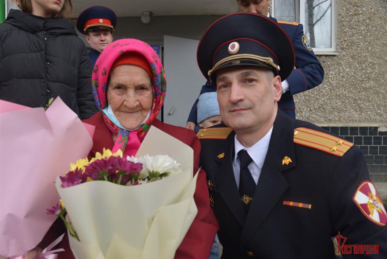 На Урале всероссийскую  ведомственную акцию «Парад у дома ветерана» поддержали в Екатеринбурге, Кургане и Тюмени