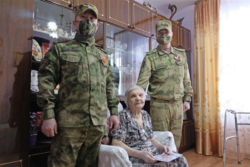 В Северо-Западном округе военнослужащие и сотрудники Росгвардии чествуют ветеранов Великой Отечественной войны